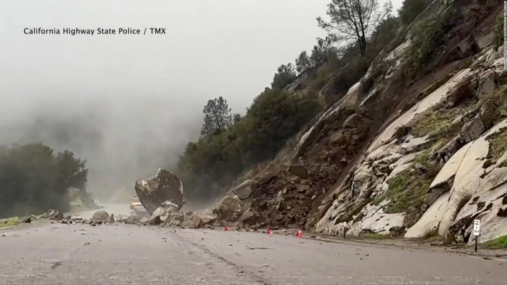 Rocas gigantes caen en carretera de California por mal tiempo
