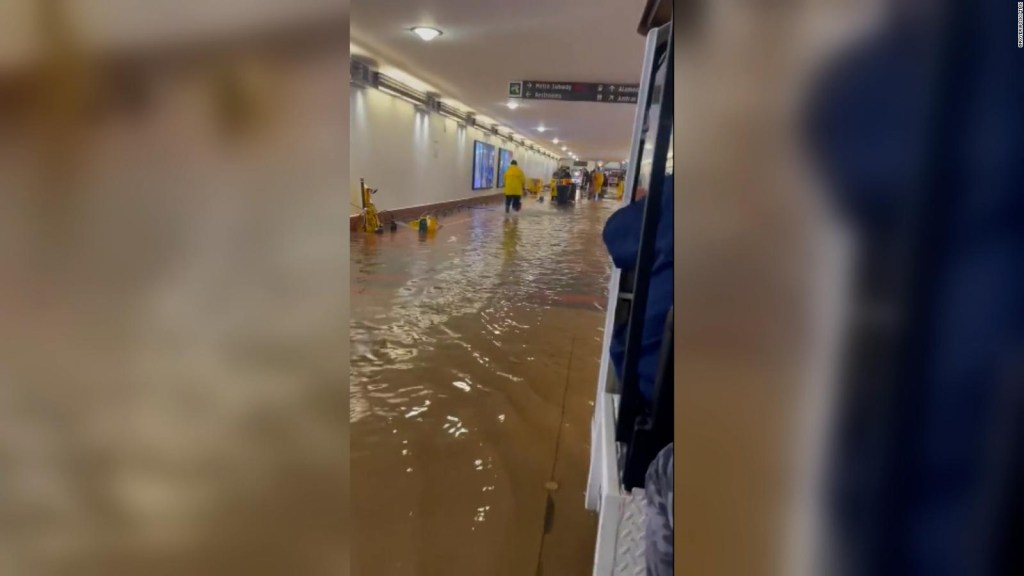 Evacúan en carritos de golf por inundaciones en California