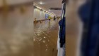 Evacúan en carritos de golf por inundaciones en California