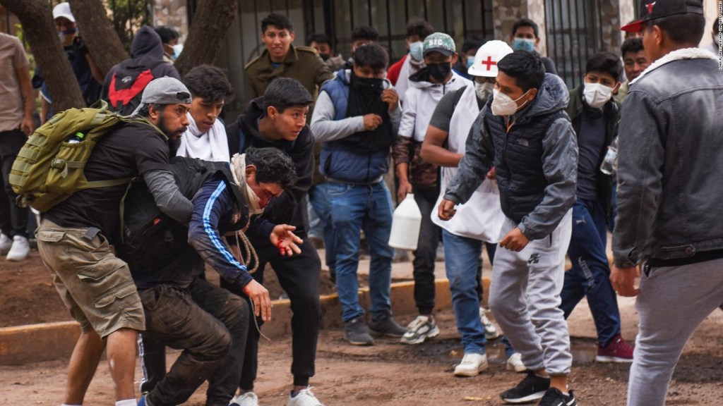 Enfrentamientos entre policías y manifestantes deja al menos 22 heridos en Cusco