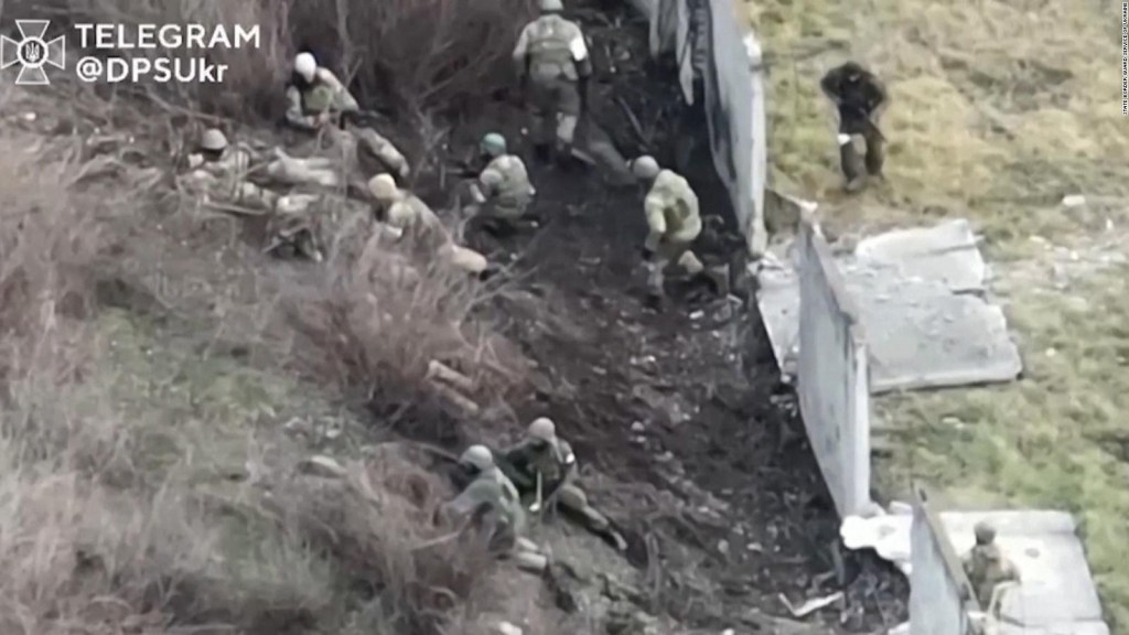 Video shows a shootout between Ukrainian and Russian troops in Soledar