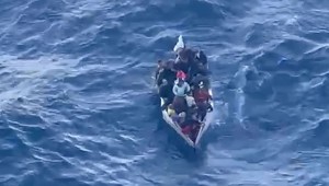Pasajeros en cruceros de lujo se topan cara a cara con la crisis migratoria