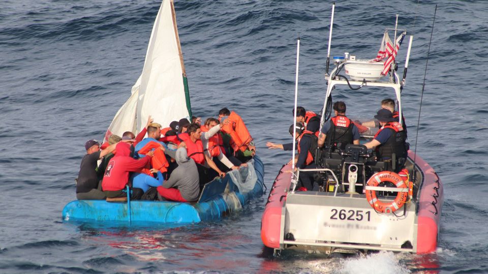 Pasajeros en cruceros de lujo se topan cara a cara con la crisis migratoria