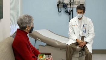 Brenda Hric en consulta con el neurocirujano Dr. Jeff Elias, quien le realizó el ultrasonido focalizado. (CNN)
