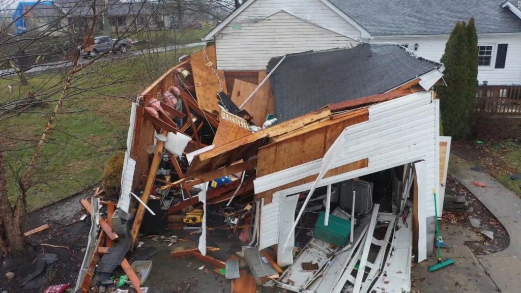 Storms and tornadoes leave 7 dead in the southern US.