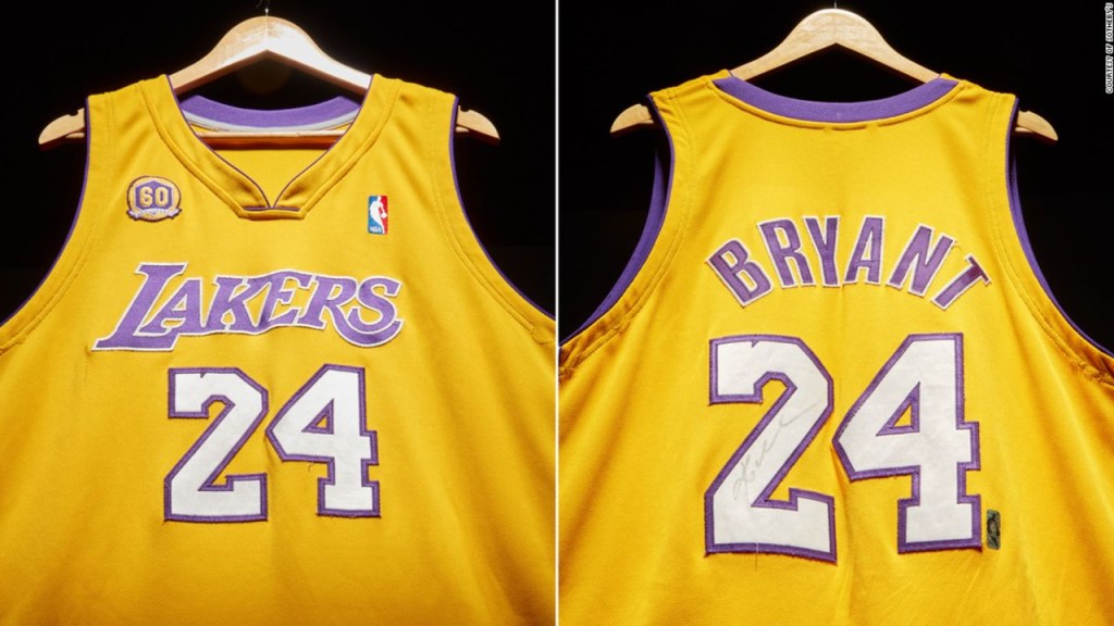 La emblemática camiseta de Kobe Bryant en los Lakers será subastada.