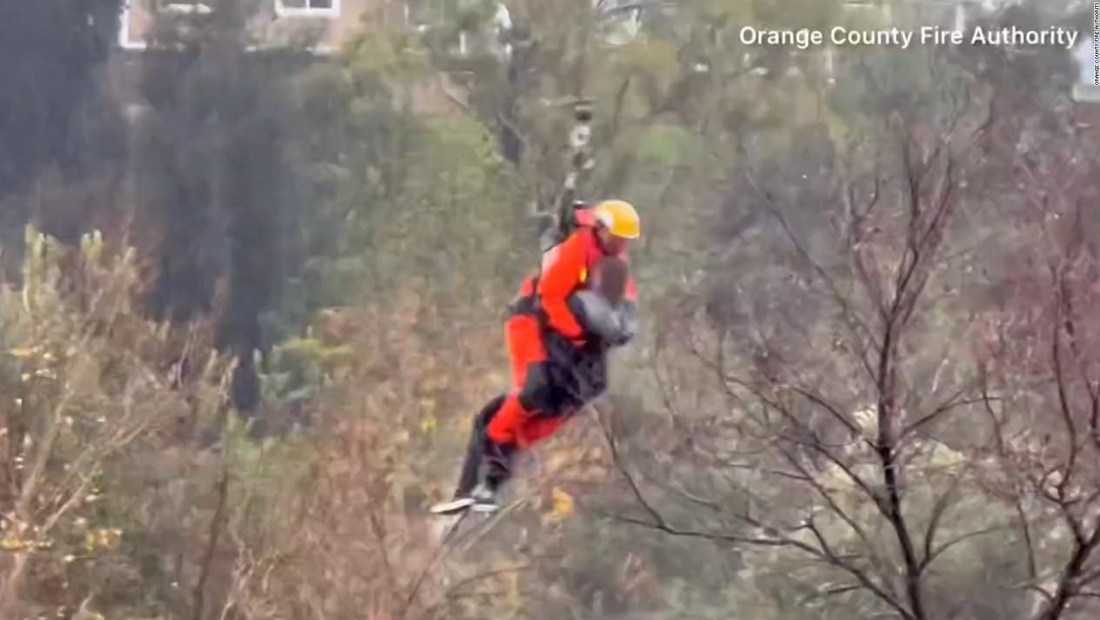 Mira cómo un helicóptero rescata a una mujer de la inundación en California