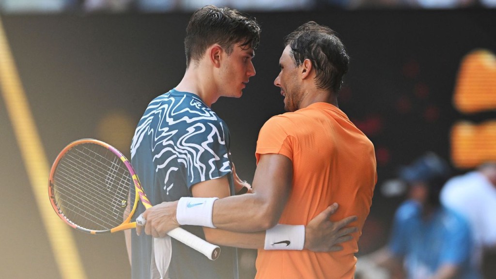 Nadal y Draper se abrazan en la red tras la victoria del español. (Lukas Coch/EPA-EFE/Shutterstock)