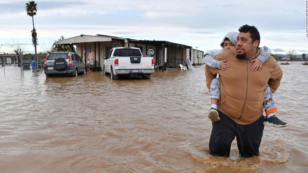 Tormentas dejan inundaciones, muerte y daños en California