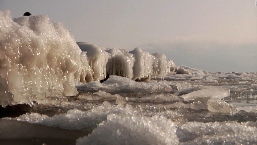Mira cómo el "lago caliente" de Kirguistán se congeló casi por completo