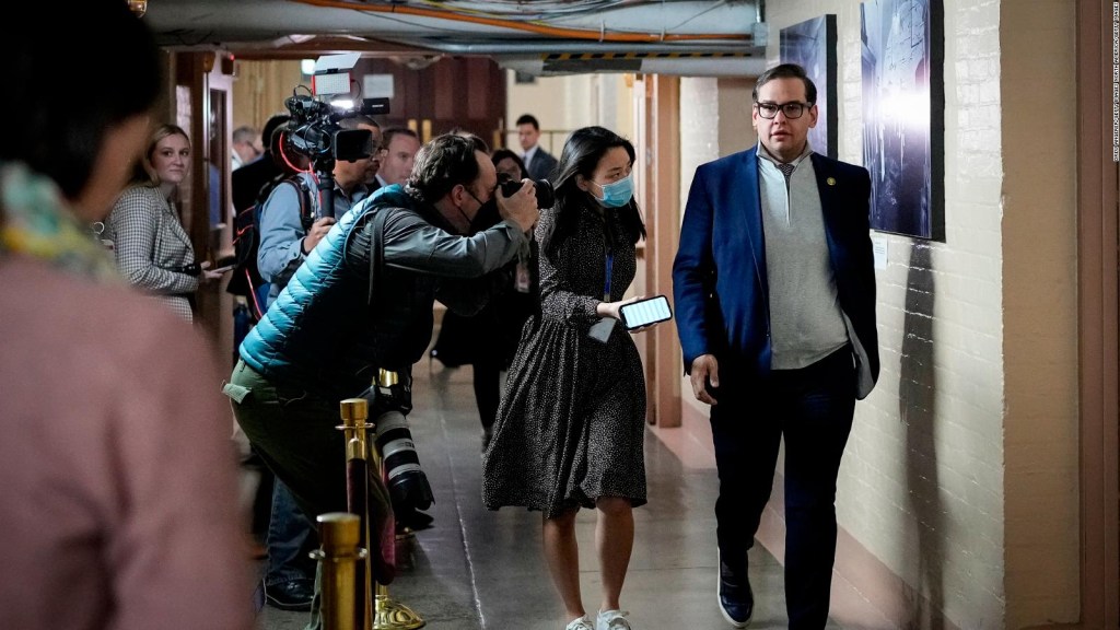George Santos ignora a periodistas en los pasillos del Capitolio