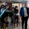 George Santos ignora a los periodistas en los pasillos del Capitolio