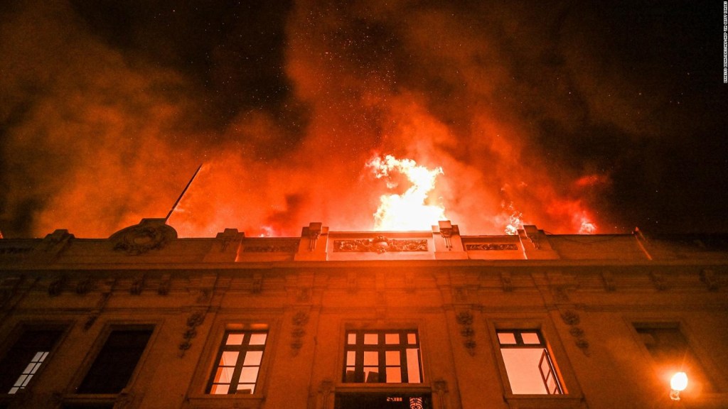 Lima arde en llamas: incendio consume edificio en medio de disturbios