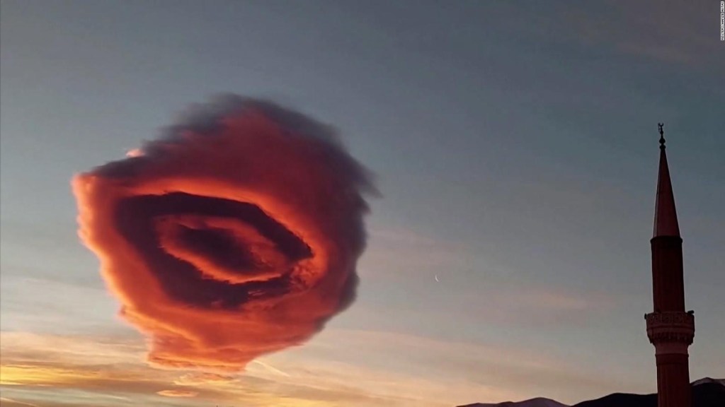 ¿Una nube o un OVNI? La inusual figura que sorprendió a Turquía