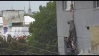 Vecinos y policías evitan que un niño caiga varios pisos