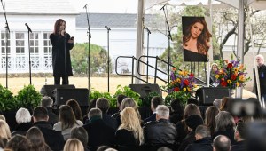 Priscilla Presley lee un poema en el funeral de Lisa Marie Presley el 22 de enero. (Crédito: John Amis/AP)