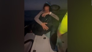 Así reaccionó una familia al encontrar a su hijo perdido en el mar
