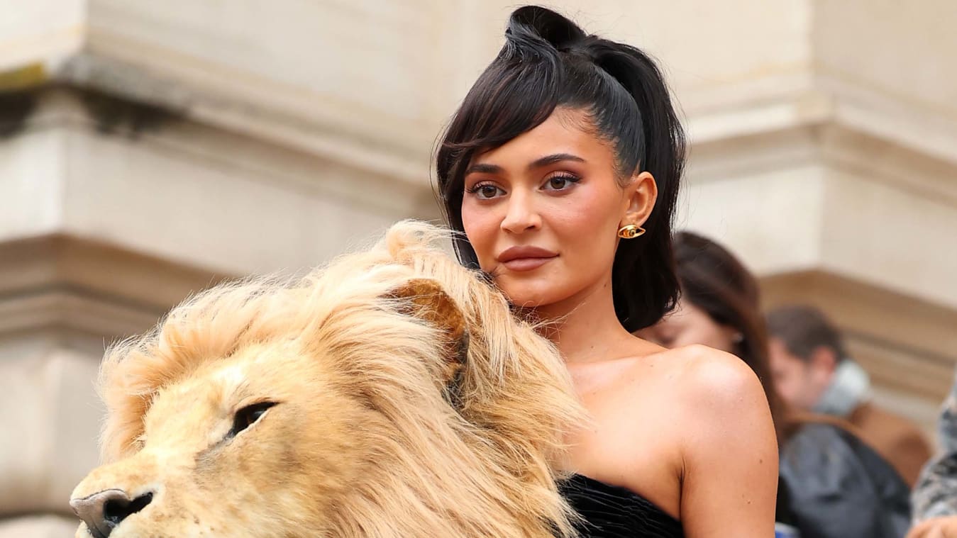 impactante con cabeza de león de Kylie Jenner