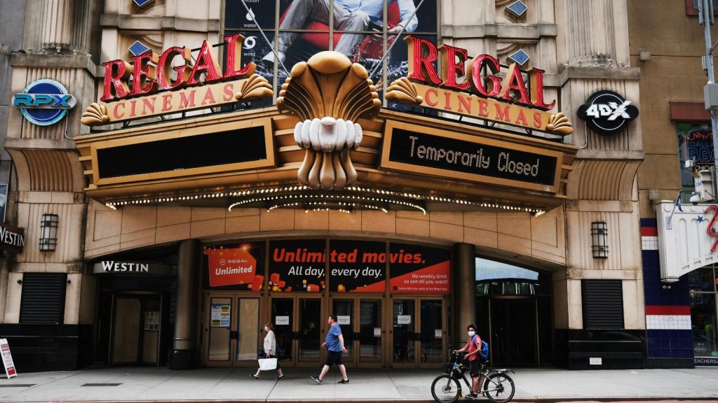 Más salas de Regal Cinemas cierran