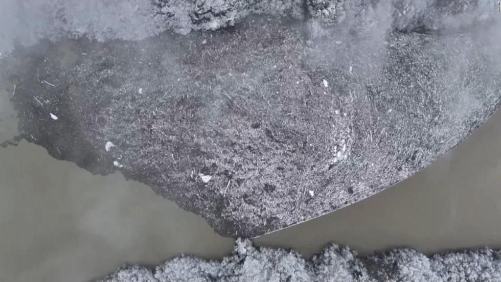 Así se ve desde el cielo un río cubierto de plástico en Bosnia