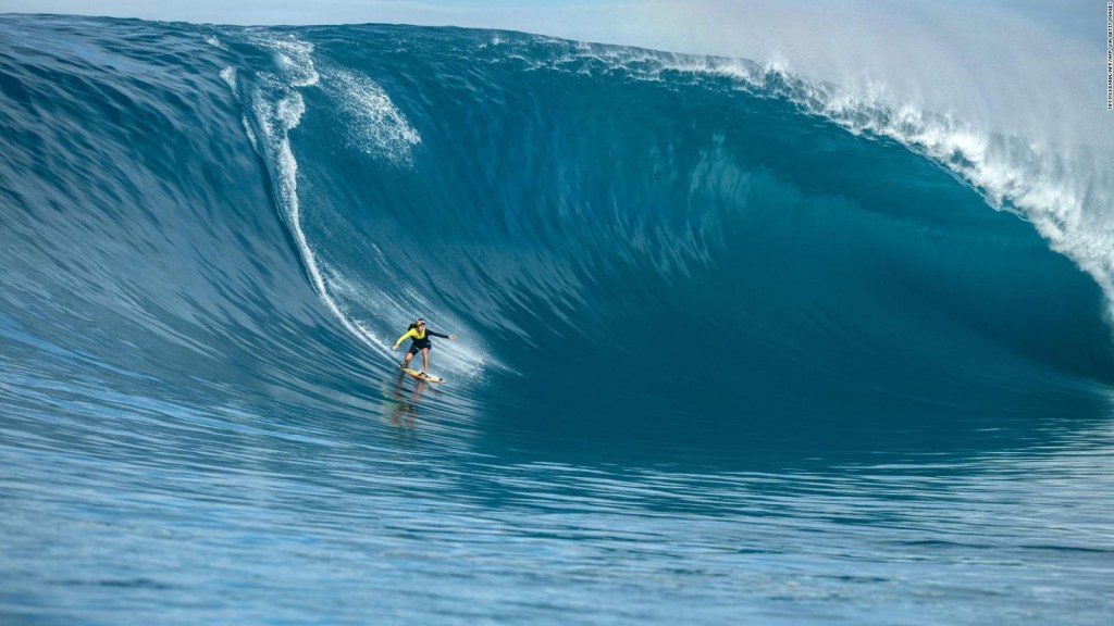 Justine DuPont habría surfeado la ola más alta jamás registrada