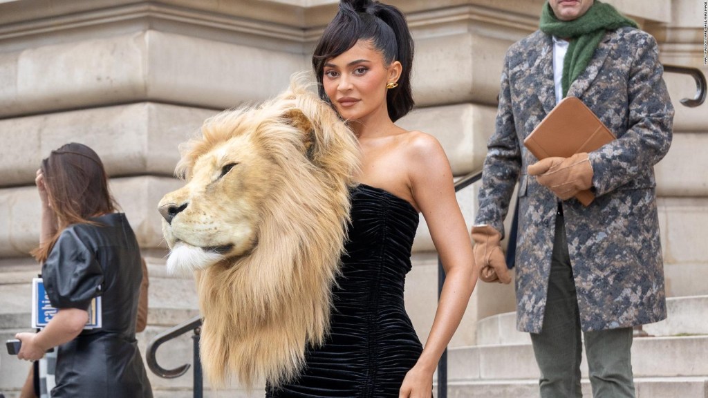 Kylie Jenner arrives with the head of a lion to a fashion show in Paris