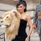 Kylie Jenner llega con la cabeza de un león a un desfile en Paris