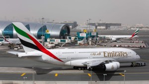 bebé vuelo emirates