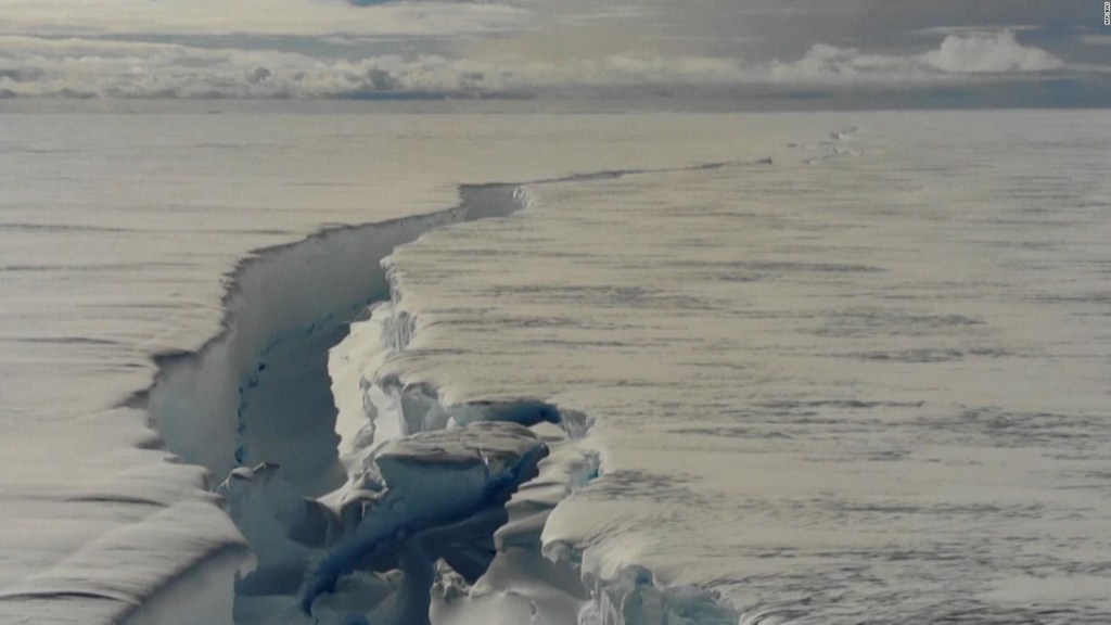 Se desprende iceberg de 14 veces el tamaño de París en la Antártida