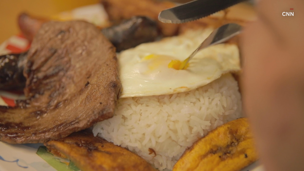 El precio de los huevos afecta la tradicional bandeja paisa en Miami