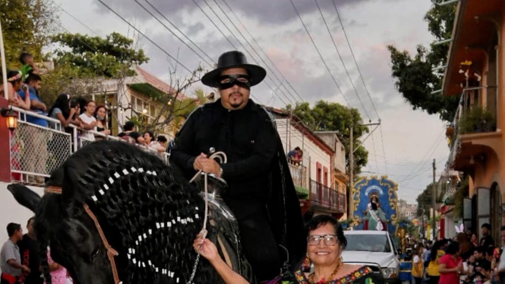 Así que se disfrazó "El Zorro" un alcalde en el sur de México