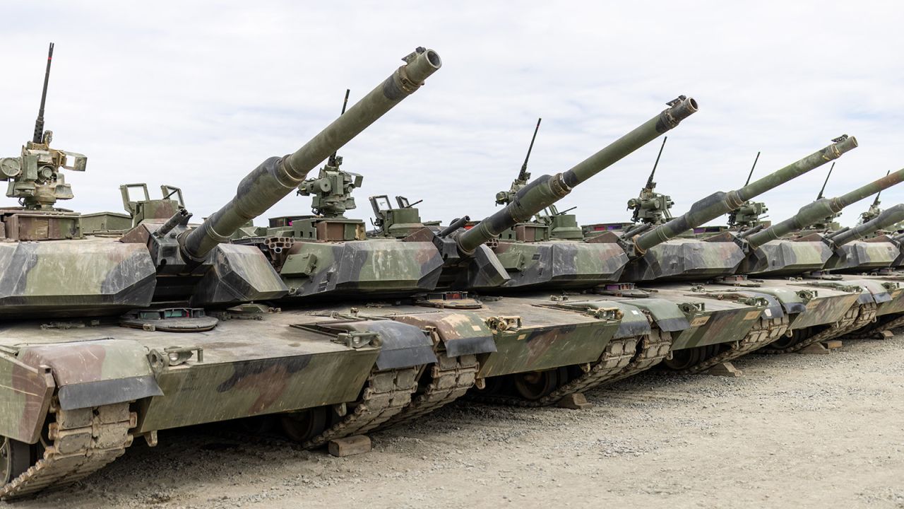 Los tanques M1A2 Abrams de propiedad estadounidense se ven en Grafenwoehr, Alemania.
