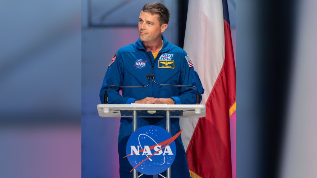 Reid Wiseman habla durante el anuncio del candidato a astronauta 2021 de la NASA en el Ellington Field de Houston. (Crédito: Robert Markowitz /NASA)