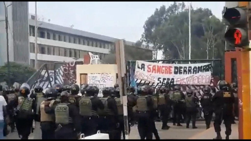 ¿Qué reclaman los estudiantes que han asistido a la Universidad Mayor de San Marcos en Perú?