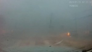 Una mujer siente la fuerza de un tornado con su nieto en el coche