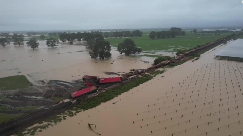 Tren descarrila por fuertes inundaciones en Nueva Zelanda