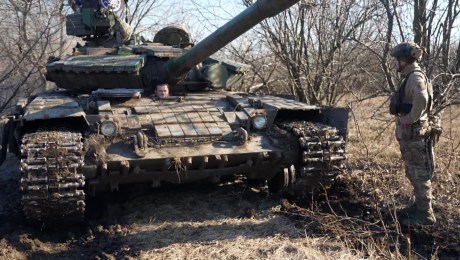 Reportero de CNN te muestra cómo lucha Ucrania usando tanque soviético