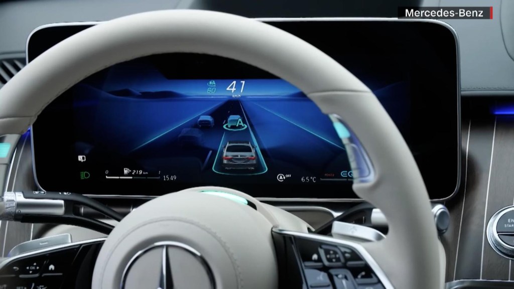 Mercedes podría superar a Tesla en conducción automatizada en carretera