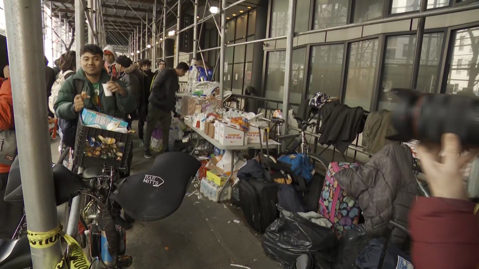 Sok bevándorló New Yorkban nem hajlandó menhelyre menni: inkább az utcán alszik