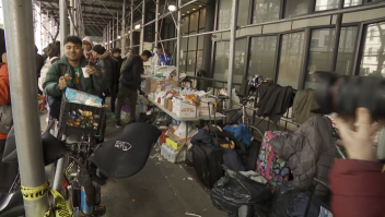 Varios inmigrantes en Nueva York se niegan a ir a un albergue: prefieren dormir en la calle