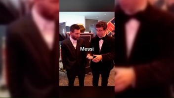 Este mago deja asombrado a Messi con truco de cartas