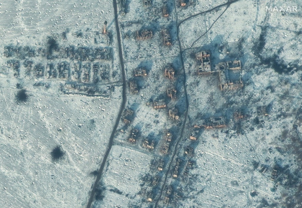 Una vista de satélite muestra una escuela y edificios destruidos en el sur de Soledar, Ucrania, el 10 de enero de 2023. (Maxar Technologies/Reuters)