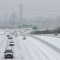 Autos circulan por una autopista con hielo mientras el frío avanza por Dallas el 31 de enero. (Crédito: Shelby Tauber/Reuters)