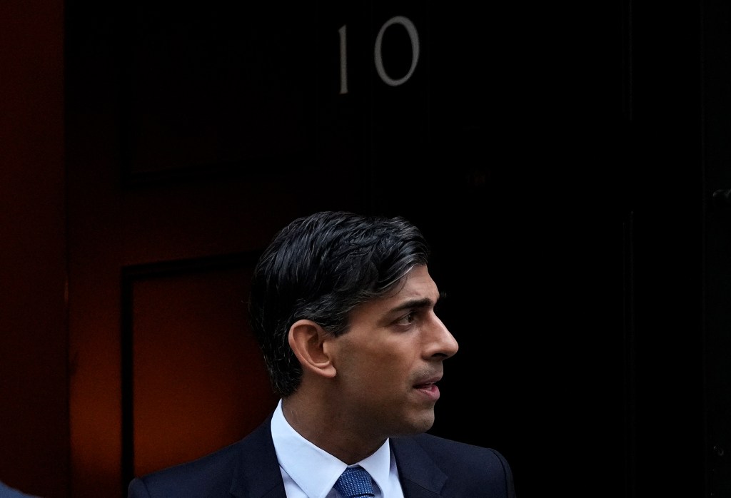 El primer ministro del Reino Unido, Rishi Sunak, sale del número 10 de Downing Street el miércoles 18 de enero. (Crédito: Frank Augstein/AP)