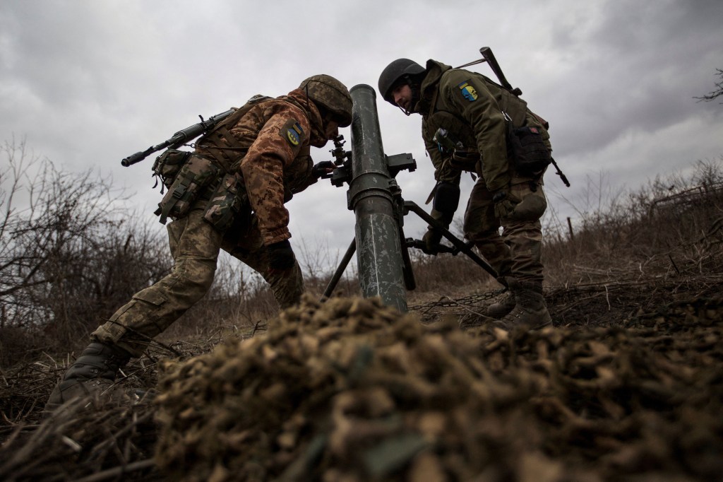 Militares ucranianos colocan un mortero en las afueras de Bakhmut para dispararlo contra las posiciones rusas el 30 de diciembre. (Anna Kudriavtseva/Reuters)