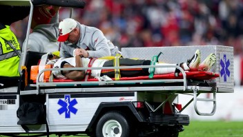 Russell Gage, de los Buccaneers de Tampa Bay, es llevado al hospital con una conmoción cerebral durante un partido