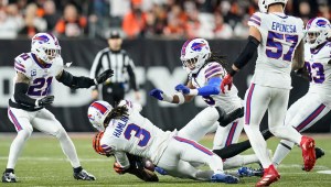 Damar Hamlin, jugador de los Bills de Buffalo, colapsa en el campo por un paro cardíaco: su estado es "crítico"