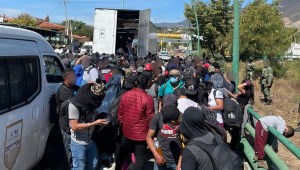 Autoridades de México encuentran a 269 migrantes hacinados en un tráiler en Chiapas