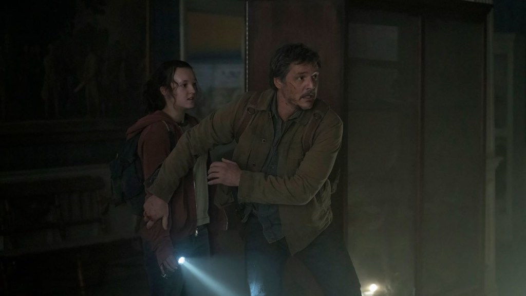 Ellie (Bella Ramsey) es protegida por Joel (Pedro Pascal) en "The Last of Us". (Crédito: Liane Hentscher/HBO/Alamy)