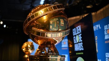 golden globe globo de oro estatua getty